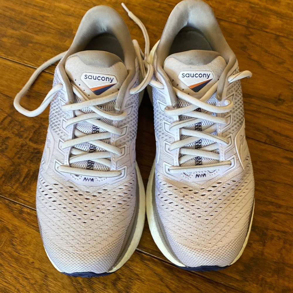 New Saucony form fit triumph running / gym      size 7.5 tennis shoes